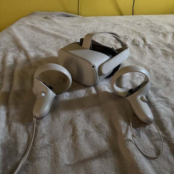 Meta Oculus Quest 2 VR Headset - Picture 1 of 2